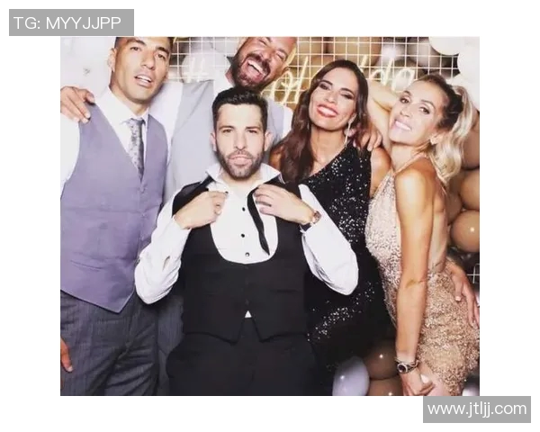 足球明星与爱妻甜蜜亲吻瞬间曝光幸福画面令人羡慕不已